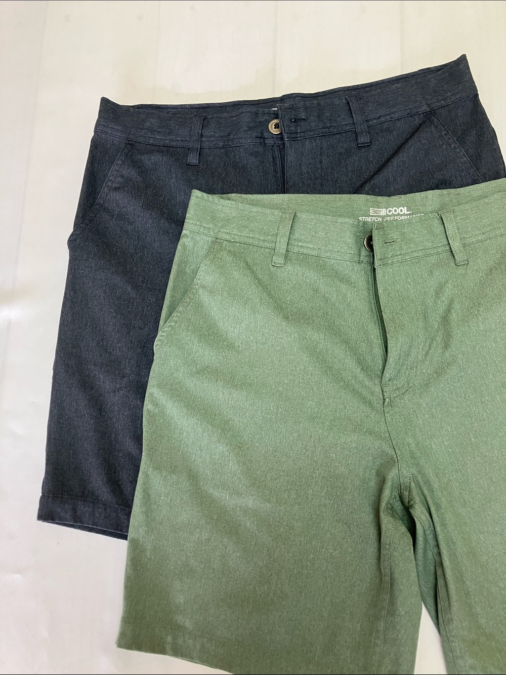 32 Degrees Men's Golf 1-Charcoal and 1-Olive Chambray Flat Front Shorts Size 30